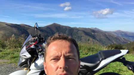 El motorista fallecido, apasionado de las motos y trabajador de Unión Carbide