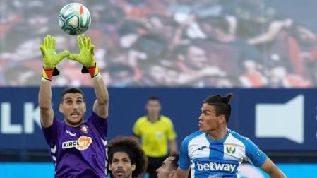 Sergio Herrera atrapa el balón.