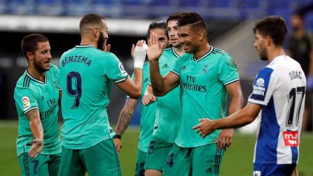 Casemiro celebra con Benzema su gol ante el RCD Espanyol
