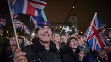 Una fiesta multitudinaria y sobrias vigilias en las últimas horas del 'brexit'