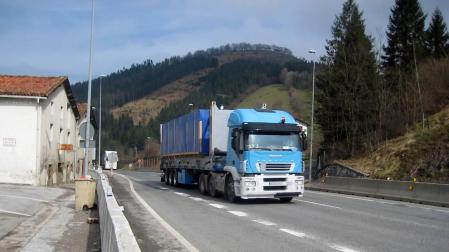 El Gobierno foral "respeta" la decisión de Guipúzcoa de poner peajes para camiones en la N-1