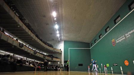 Aspecto del frontón Labrit en uno de los últimos partidos del campeonato de Parejas. La instalación puede reabrirse en una semana.