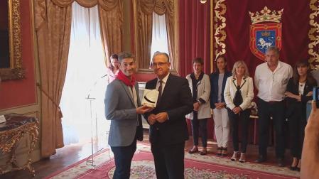 El exárbitro Alberto Undiano Mallenco recibe el cuarto 'Pañuelo de Pamplona'