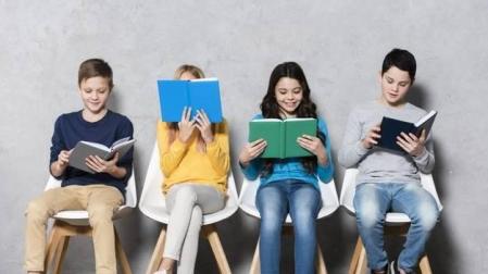 Imagen de niños y niñas leyendo libros
