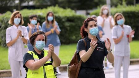 Familiares de los fallecidos participaron en una plantación simbólica de un cerezo