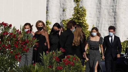 La actriz y presentadora Ana Obregón (2i), a su llegada al funeral de su hijo, Aless Lequio, este martes en la parroquia de Nuestra Señora de la Moraleja, en Madrid.
