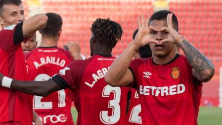 El delantero colombiano del Mallorca, Juan Camilo "Cucho" Hernández (d), hace un gesto a la cámara tras marcar el 2-0 al Celta.