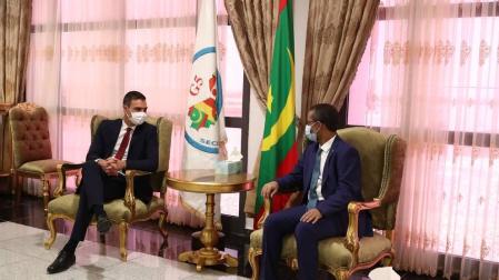 El presidente del Gobierno Pedro Sánchez con el primer ministro de Mauritania, Ismail Ould Bedde Ould Cheikh Sidiya, este martes.