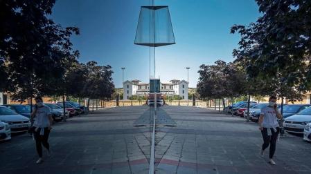 Juego de reflejos en la fachada acristalada del polideportivo de Estella, en el barrio de Arieta.
