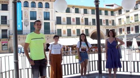De izquierda a derecha: Mateo Cueto Remacha, Lola Simón Pérez-Nievas, Ana García Beamonte y Aitana Monzón Blasco, en el quiosco de la plaza de los Fueros de Tudela.