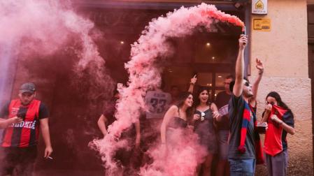 Varios aficionados del Baskonia celebran en Vitoria el título sin mascarillas