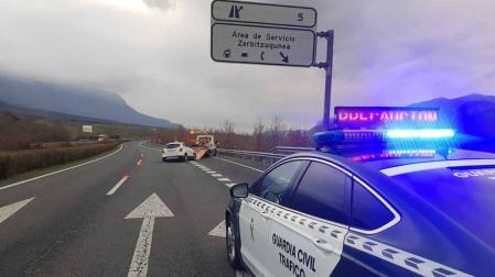 Un coche de la Guardia Civil de Navarra atiende un accidente