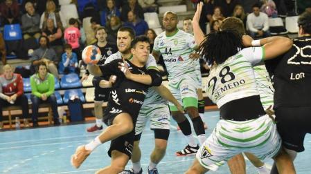 Ander Torriko, frenado por Antonio Bazán en el duelo de liga de esta pasada temporada en Santander. Ahora, ambos serán compañeros.