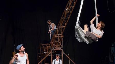 Txetxu Collado (izq.), Jorge Cordón, Javier Napal (en la grúa) e Izaskun Lasarte, integrantes de la compañía La Banda, el pasado miércoles durante un ensayo del espectáculo Kimera en el centro de creación El Punto de Berriozar. Esta obra de teatro-circo se representará el próximo 30 de julio en el Festival de Teatro de Olite.