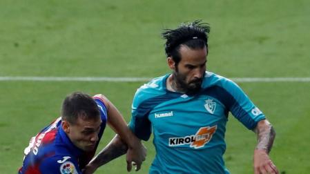Cristóforo y Rubén García, en el partido disputado en Ipurua.