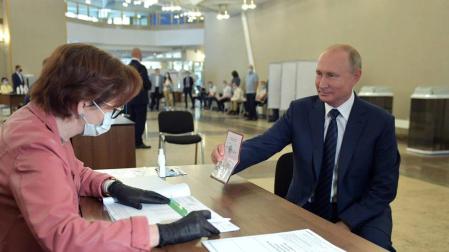 El presidente Putin vota en el referéndum para la reforma constitucional en Rusia