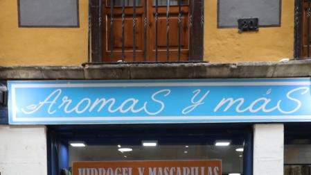 Mirentxu Montaño, junto a su perfumería.