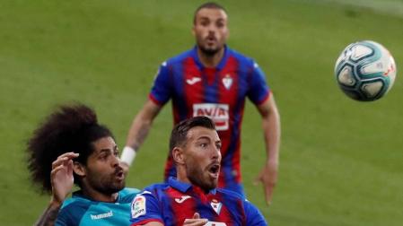 Aridane, que estuvo perfecto, intenta fijar a Sergi Enrich.