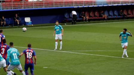 La falta que lanzó Rubén García (derecha) entró directamente por la escuadra del marco defendido por el meta local Dmitrovic como se ve en la imagen de la izquierda.