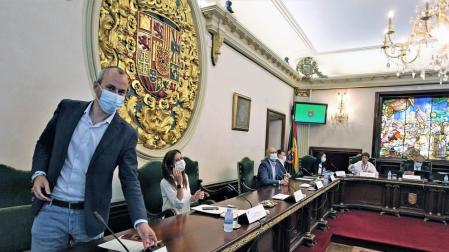 Varios concejales de Navarra Suma toman asiento momentos antes del inicio del pleno municipal.