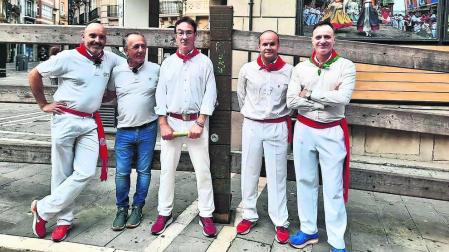 De izquierda a derecha, Gorka Cía, el ganadero Rafael Cruz, Daniel Azcona, Teo Lázaro e Iñaki García. Este sábado estarán en La Encina (Salamanca).