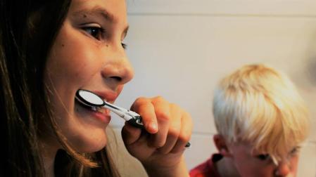 OCU advierte de los riesgos de blanquear los dientes con carbón activado