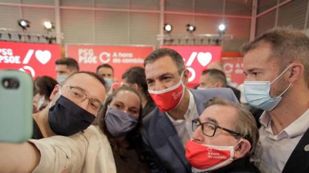 Pedro Sánchez se fotografía con unos simpatizantes en A Coruña.