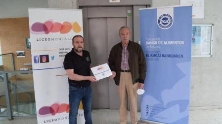El presidente de la Fundación, Joaquín Fernández, recibe la aportación de manos de Javier Terrero, de Liceo Monjardín.