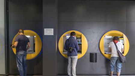 La banca aboga por mantener su red rural en Navarra para compensar el cierre de oficinas