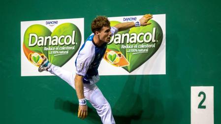 Iñaki Artola corre para dar alcance a una pelota que Olaizola II remató en el txoko del Labrit.