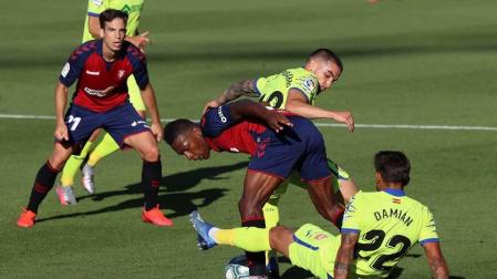 Estupiñán protege la pelota ante Arambarri y Damián.