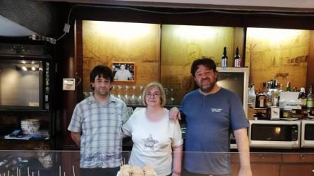 La familia Molinet al completo: Jesús (hijo), Jesús Molinet padre (en el retrato, detrás), Pilar Sádaba y Julio.