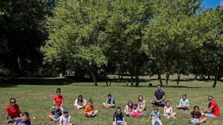 Algunos de los participantes en la ludoteca, con sus monitores en el paseo de Los Llanos.