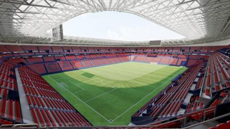 ASÍ SERÁ POR DENTRO. Todas las butacas serán rojas y letras de CA Osasuna en azul. En Sur, Lateral y Gol se unifica la grada por abajo para darle continuidad, sin pasillos. Los espectadores accederán ahí subiendo hasta las bocanas por las que actualmente se entra a la tribuna y bajando después por la grada hasta ocupar sus localidades. En esas zonas, el estadio crece en altura por encima de la actual tribuna con una línea de boxes intermedia, como se aprecia en la imagen. Preferencia se queda como está. Es el render definitivo (imagen digital que se crea a partir de un modelo o escenario 3D).