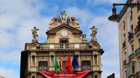 Un gran pañuelo rojo con la vista en 2021