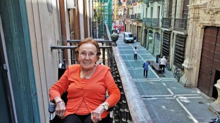 Charo Solchaga en su balcón de la calle Mayor desde donde cada año ve pasar la procesión de San Fermín junto a toda su familia.
