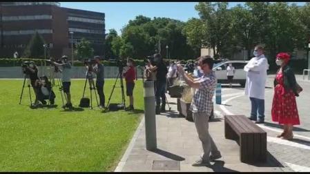 Vídeo: La Pamplonesa homenajea a los sanitarios con un concierto en la explanada del CHN