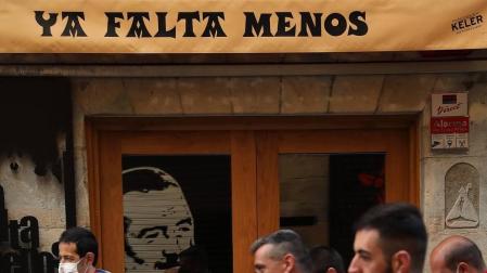 Varios mozos se han concentrado este martes, 7 de julio, en la Cuesta de Santo Domingo para entonar el cántico al Santo.