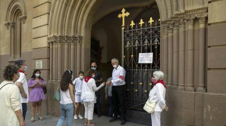 Varios mozos se han concentrado este martes, 7 de julio, en la Cuesta de Santo Domingo para entonar el cántico al Santo.