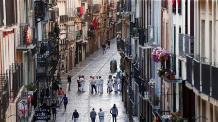 Varios mozos se han concentrado este martes, 7 de julio, en la Cuesta de Santo Domingo para entonar el cántico al Santo.