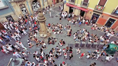 Música y concentración de gente en la plaza de Navarrería.