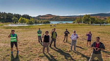 Guesálaz lanza en Alloz una campaña por un pantano libre de basuras