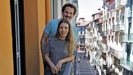 Izaskun Huarte Lacunza y su novio Miguel Olóriz Iriarte, en el balcón de su casa en la calle Estafeta.
