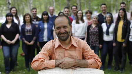 David Gálvez Pintado, director artístico y musical de la Coral de Cámara de Pamplona, con los coralistas a su espalda en 2018.