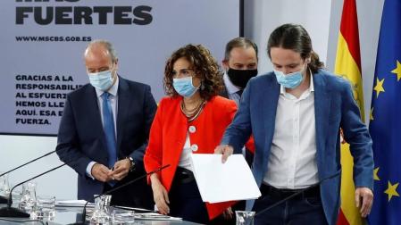 El ministro de Justicia, Juan Carlos Campos (i), la ministra de Hacienda y portavoz del Gobierno, María Jesús Montero (2i), el vicepresidente segundo del Gobierno, Pablo Iglesias (d) y el ministro de Transporte, José Luis Ábalos (2d) durante la rueda de prensa tras el Consejo de Ministros en el Palacio de la Moncloa este martes.