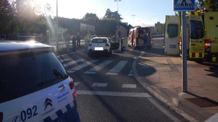La Policía Municipal y los servicios de emergencias, en el lugar del atropello.