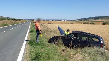Un conductor de 32 años, herido al volcar su vehículo