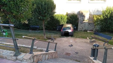 Un coche impacta contra un muro tras precipitarse por unas escaleras