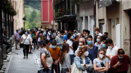 Vecinos de Ordizia (Gipuzkoa) hacen cola este lunes para acudir a las carpas instaladas para realizar pruebas PCR.