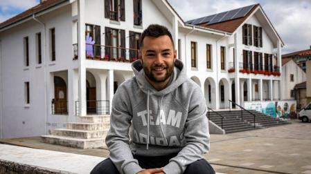 Dani Saldise, este martes por la mañana, con la fachada del Ayuntamiento de Irurtzun a sus espaldas. Además del Xota, también deja el pueblo que le ha visto crecer.